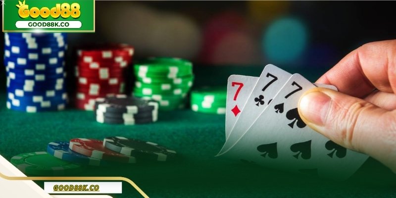 Bàn bài cào với ba lá bài được lật để so điểm trực tiếp