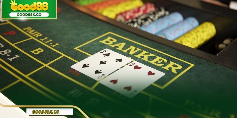 Người chơi quan sát bảng kết quả Baccarat để kiểm soát nhịp theo dõi
